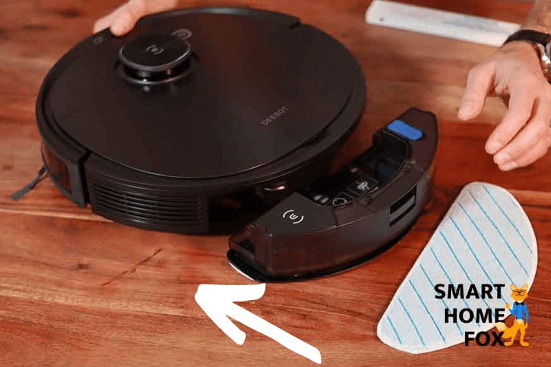 Wassertank und 2 Wischmopps liegen hinter dem Ecovacs Deebot T9 AIVI